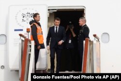 Președintele francez Emmanuel Macron sosește pe Aeroportul Internațional Beijing, China