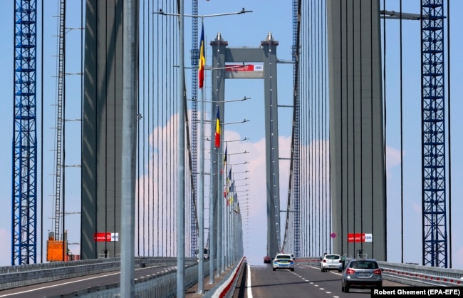 Podul peste Dunăre, de la Brăila, este al treilea cel mai lung din Europa, ca deschidere principală (1,12 km), după alte două construcții similare din Danemarca (1,6 km) și Suedia (1,21 km).