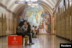 Пассажиры на станции метро «Театр имени Мухтара Ауэзова» в Алматы