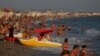 A strand a krími Jevpatorija városában 2023. augusztus 6-án
