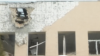 Пошкоджена російськими обстрілами будівля у селі Антонівка, Херсонська область, Україна, лютий 2023 року. Фото ілюстративне