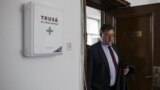 Ministerul condus de Alexandru Rafila (PSD) nu a luat măsuri după reclamațiile primite de la angajații Spitalului de Psihiatrie Săpoca/jud. Buzău, aflat alături de altele sub monitorizare UE. În schimb, conducerea spitalului trimite cârnați la minister pentru o evaluare de 10. 