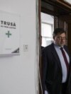 Ministerul condus de Alexandru Rafila (PSD) nu a luat măsuri după reclamațiile primite de la angajații Spitalului de Psihiatrie Săpoca/jud. Buzău, aflat alături de altele sub monitorizare UE. În schimb, conducerea spitalului trimite cârnați la minister pentru o evaluare de 10. 