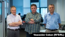 Analiștii politici Nicolae Negru și Igor Boțan, cu realizatorul podcastului „Dincolo de știri”, Alexandru Canțîr