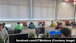 Grup de studenți la Universitatea Tehnică din Moldova