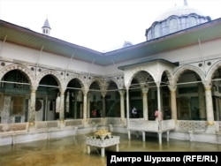 Внутрішній двір палацу Топкапи, сучасний вигляд