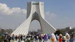 حال و هوای نوروز در اطراف میدان آزادی (شهیاد سابق) در تهران