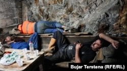 Sztrájkoló bányászok pihennek a föld alatt