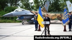 Președintele Ucrainei, Volodimir Zelenski, în fața avioanelor de luptă F-16, de Ziua Forțelor Armate ale Ucrainei, în regiunea Kiev, pe 4 august 2024.