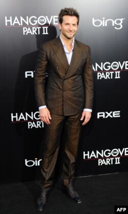  Брадли Купър идва на аления килим за премиерата на кино лентата 