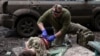 Un paramedic militar tratează un soldat ucrainean rănit în luptele de stradă cu forțele rusești, în orașul de pe linia frontului Bahmut, regiunea Donețk, 23 aprilie 2023.