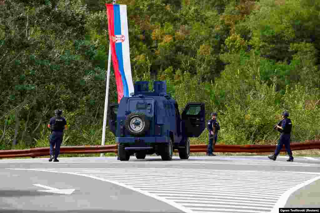 Pjesëtarë të Policisë së Kosovës në një rrugë afër Banjskës.