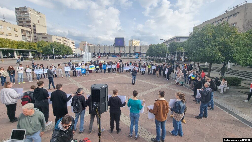 Qytetarë rusë dhe ata ukrainas në Podgoricë të bashkuar kundër luftës në Podgoricë, 24 shkurt 2023, Mali i Zi