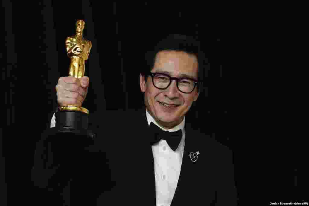 Ke Huy Quan, dobitnik nagrade za najbolju izvedbu glumca u sporednoj ulozi za &quot;Everything Everywhere All at Once&quot; pozira u prostoriji za novinare na dodjeli Oscara u nedjelju, 12. marta 2023., u Dolby Theatreu u Los Angelesu.