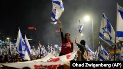 Sute de mii de israelieni ies în stradă de două luni împotriva controversatei reforme care ar permite mai mult control politic în sistemul judiciar. 