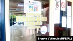 Ulaz u Osnovnu školu "21. oktobar" u Kragujevcu. Ministarstvo prosvete dalo je slobodu školama da, shodno potrebama i procenama, regulišu pravila upotrebe mobilnih telefona. Fotografija iz aprila 2024.
