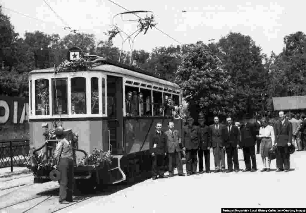 Čak su i vozila javnog prevoza imala ovaj amblem. Ova fotografija je snimljena 1947. godine na tramvajskom terminalu u centru Budimpešte. &nbsp;