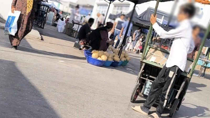 Mekdepdäki bahar dynç alyşy döwründe köçelerde işleýän çagalar we dilegçiler köpeldi