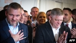 Победитель президентских выборов в Словакии Петер Пеллегрини (слева) и премьер-министр страны Роберт Фицо (справа), 6 апреля 2024 года