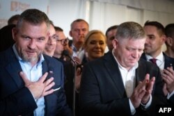 Кандидат в президенты Петер Пеллегрини (слева) и премьер-министр Словакии Роберт Фицо (справа) общаются с журналистами. Братислава, 6 апреля 2024 года