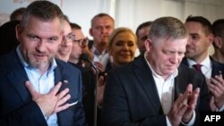 Переможець президентських виборів у Словаччині Петер Пеллегріні (зліва) і прем’єр-міністр країни Роберт Фіцо (справа), 6 квітня 2024 року