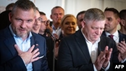 Кандидатът за президент Петер Пелегрини (вляво) и словашкият премиер Роберт Фицо (вдясно) говорят пред журналисти след обявяването на победата на Пелегрини на втория тур на президентските избори в Словакия, 6 април 2024 г., Братислава, Словакия.
