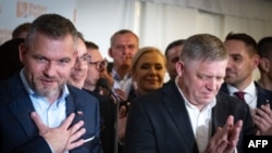 Peter Pellegrini (în stânga), candidatul alianței de la putere în Slovacia, a câștigat turul al doilea al alegerilor prezidențiale organizate sâmbătă.