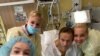 Aleksej Navaljni (drugi s lijeva) sa porodicom u njemačkoj bolnici gdje se liječio od trovanja nervnim agensom 2020.