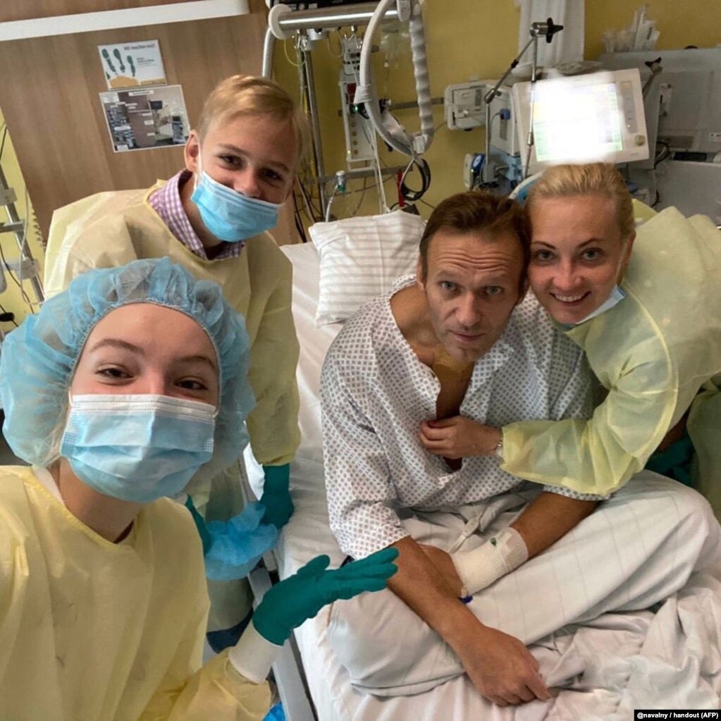 Navalny posa per una foto con la sua famiglia all'ospedale Charite di Berlino il 15 settembre 2020. I medici tedeschi che hanno curato Navalny hanno annunciato di essere stato avvelenato con un agente nervino del gruppo Novichok, un'arma chimica mortale.  Navalny ha trascorso settimane in coma farmacologico.   