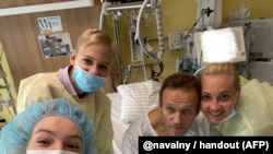 Aleksej Navaljni (drugi s lijeva) sa porodicom u njemačkoj bolnici gdje se liječio od trovanja nervnim agensom 2020.