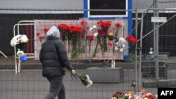 Луѓе носат цвеќе пред концертната сала на градското собрание Крокус по смртоносниот напад на 22 март 2024 