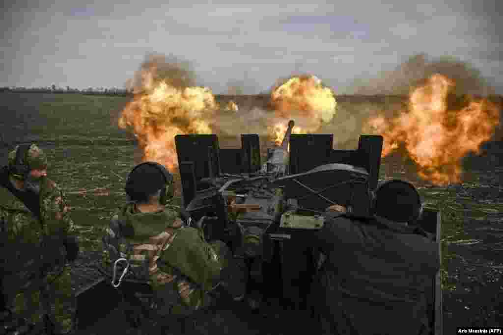 Ukrainian servicemen fire an S60 antiaircraft gun at Russian positions.