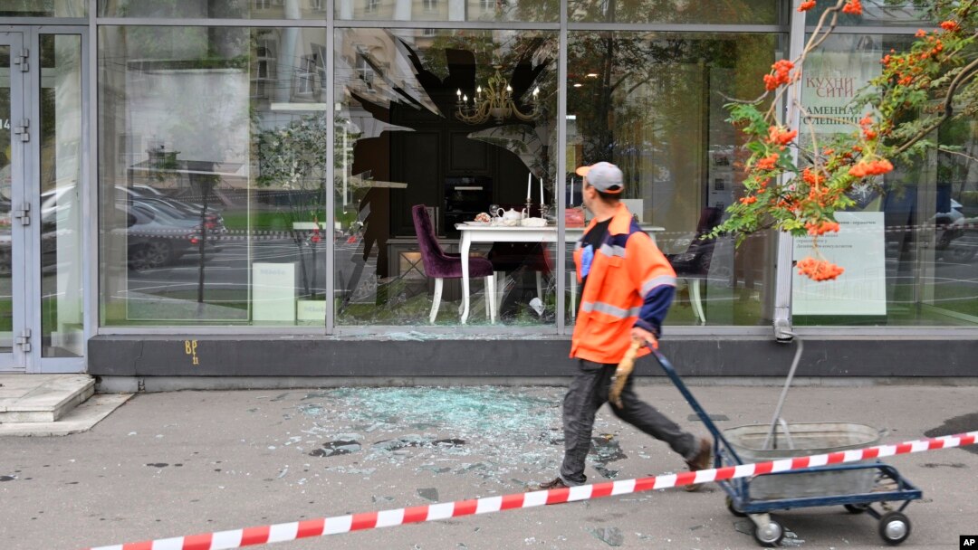 Oficialiin ucraineni au spus că dronele lor au lovit luni dimineața două clădiri din Moscova.