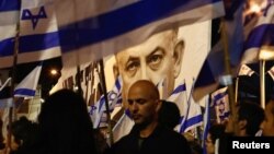 Lik Benjamina Netanjahua, izraelskog premijera, na jednom od banera prilikom protesta zbog reforme pravosuđa, Tel Aviv, Izrael, 22. april 2023.