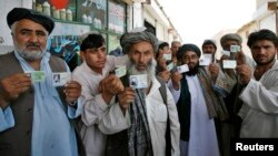 تعدادی از افغانهای مهاجر که کارت های اقامت پاکستان را دارند اما نگران اخراج هستند