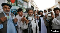 تعدادی از افغانهای که کارت های مخصوص را دارند اما نگران اخراج از پاکستان اند