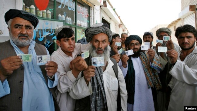 تعدادی از افغانهای که کارت های مخصوص را دارند اما نگران اخراج از پاکستان اند