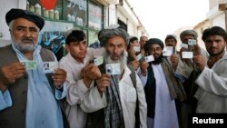تعدادی از مهاجرین افغان که کارت های ثبت شده اقامت در پاکستان را دارند