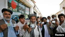 تعدادی از افغانهای که کارت های ثبت شده مهاجرت در پاکستان دارند