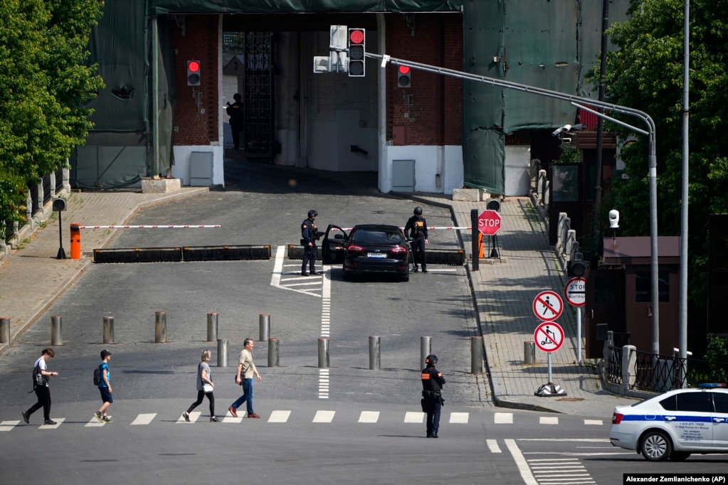 Oficerët e sigurisë duke kontrolluar një veturë, e cila po i afrohej Kremlinit, më 25 qershor.