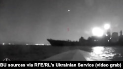Момент ночного удара морскими беспилотниками по российскому кораблю в порту Новороссийска, 4 августа 2023 года