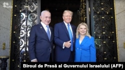 Ish-presidenti amerikan Donald Trump duke e pritur kryeministrin izraelit, Benjamin Netanyahu dhe gruan e tij, Sara, në restortin në Florida.