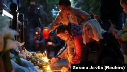 Qytetarët në kryeqytetin e Serbisë, Beograd, ndezën duke qirinj pas sulmit të armatosur.
