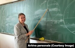 Olga Logvinenko predă limba engleză la hubul educațional de la Colegiul Mihai Viteazul.