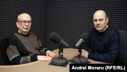 Comentatorul politic Vitalie Ciobanu și jurnalistul Eugen Urușciuc în studioul Europei Libere Moldova. 