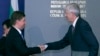 Председателят на управителния съвет на "Газпром" Алексей Милер се ръкува с министъра на икономиката и енергетиката на България Румен Овчаров след подписването на договор между "Газпром" и "Булгаргаз". Снимката е от 18 декември 2006 г.