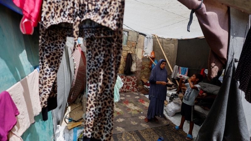 Humanitarna pomoć stiže u Gazu, teško bombardovanje Rafe