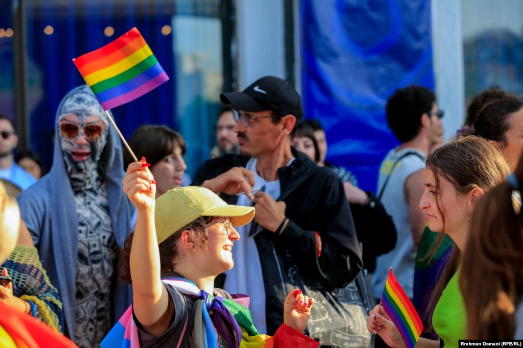 Paradat e Krenarisë ndonjëherë shërbejnë edhe si protesta për të drejtat ligjore si martesat e të njëjtit seks.