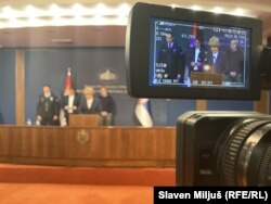 Konferenca për shtyp pas të shtënave në shkollën fillore në Beograd - nga e majta në të djathtë: kreu i Policisë së Beogradit, Veselin Miliq, ministri i Brendshëm, Bratislav Gashiq, ministrja e Shëndetësisë, Danica Grujiçiq dhe ministri i Arsimit, Branko Ruzhiq.