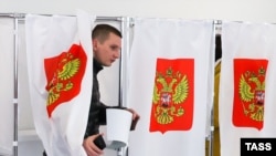 Мужчина на выборах президента на избирательном участке в Волгограде. 15 марта 2024 года